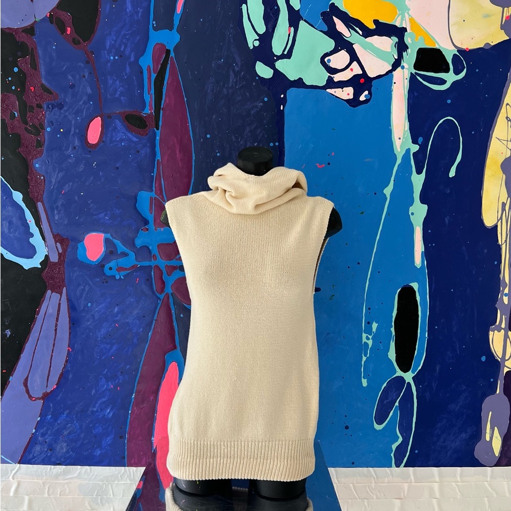 Sleeveless cotton sweater vest..Easy everyday shape with engineered stitch